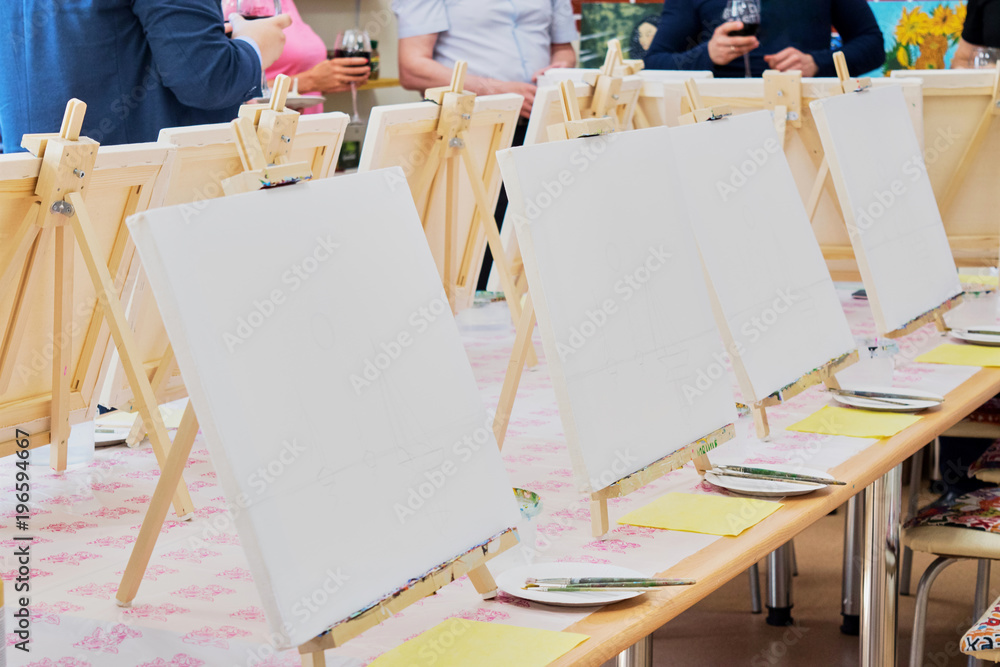 Fototapeta Płótna, pędzle, palety na stole gotowe na masterclass studia artystycznego