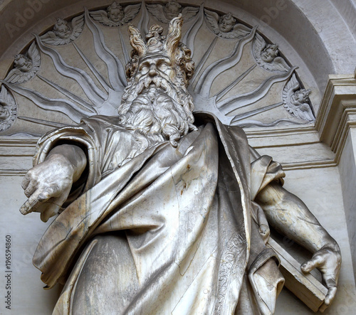 Skulptur in einer Nische der Santa Maria Della Vittoria photo