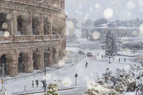 Il Colosseo sotto una forte nevicata, Roma