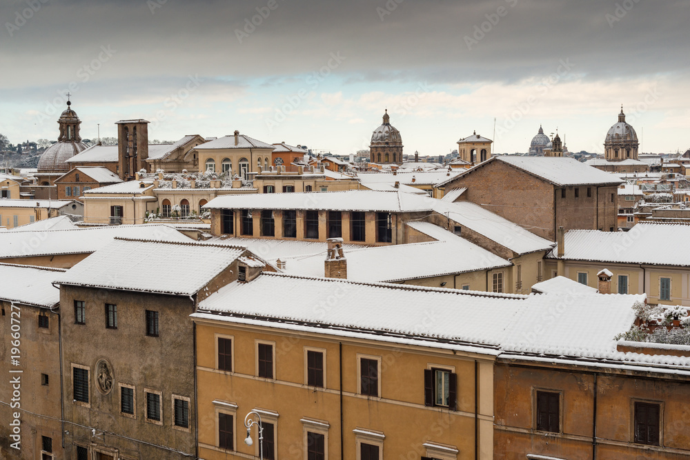 Fototapeta premium Tetti del centro di Roma coperti di neve