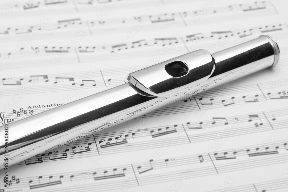 Transverse flute on music sheet - Flauto traverso su pagine di musica Transverse flute on music sheet - Flauto traverso su pagine di musica