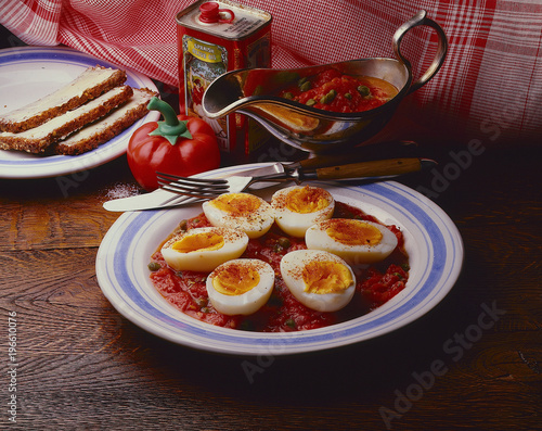 Hart gekochte Eier auf Tomatensugo