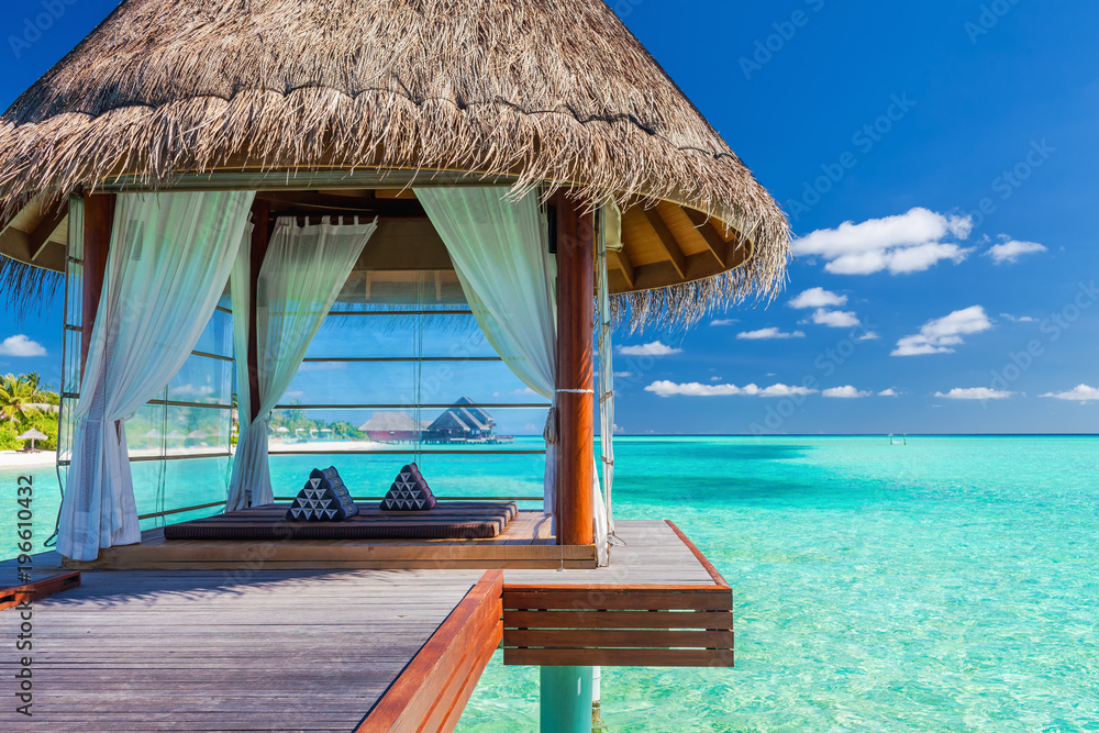 Naklejka premium Spa nad wodą w tropikalnej błękitnej lagunie Malediwów