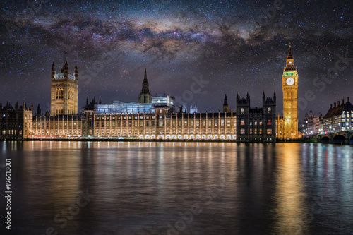 Der Westminster Palast und Big Ben in London bei Nacht unter Sternenhimmel und der Milchstraße