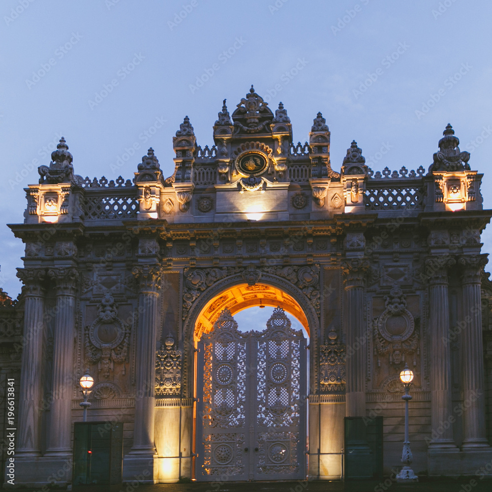 Fototapeta premium Illuminated Dolmabahce Palace in evening in Istanbul, Turkey
