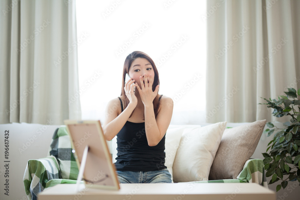 スマホ・女性・ソファ スマホ・女性・ソファ