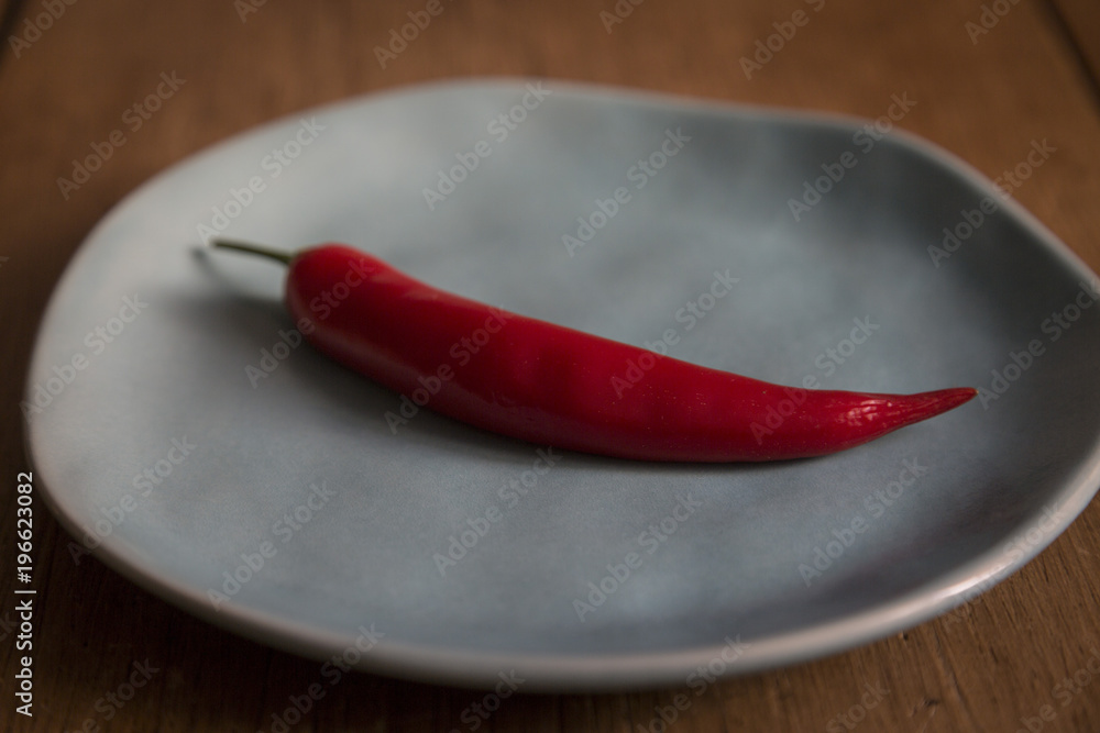 Chili über einen Teller