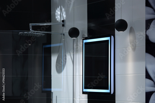 Piękna nowoczesna łazienka z kabiną prysznicową i lustrem.