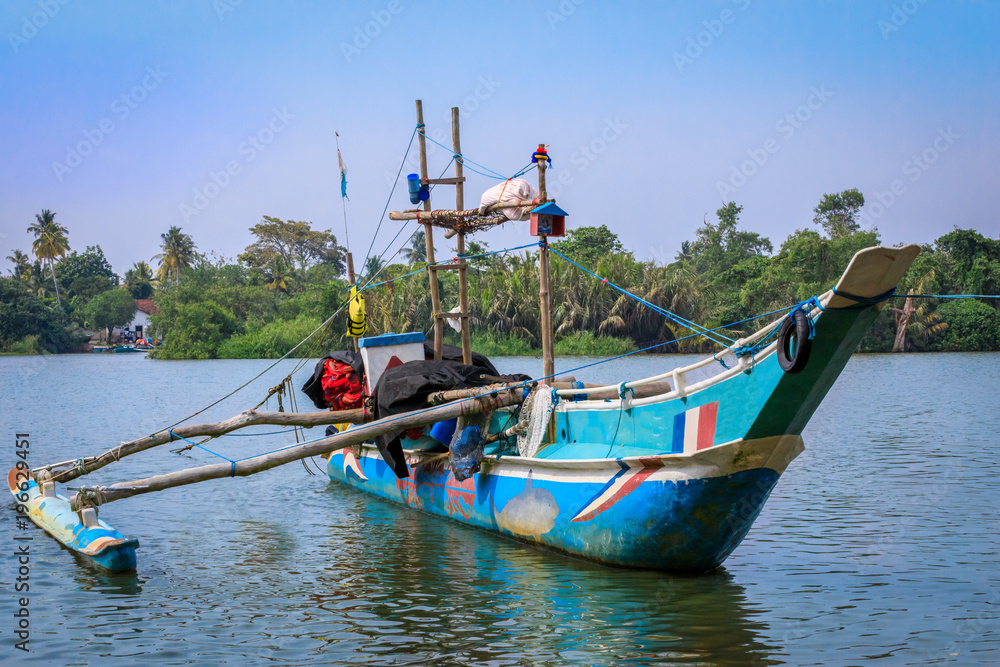 Blaues Fischerboot in der Langune von Sri Lanka