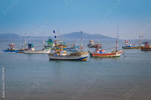 Bunte Fischerboote an der Küste von Sri Lanka