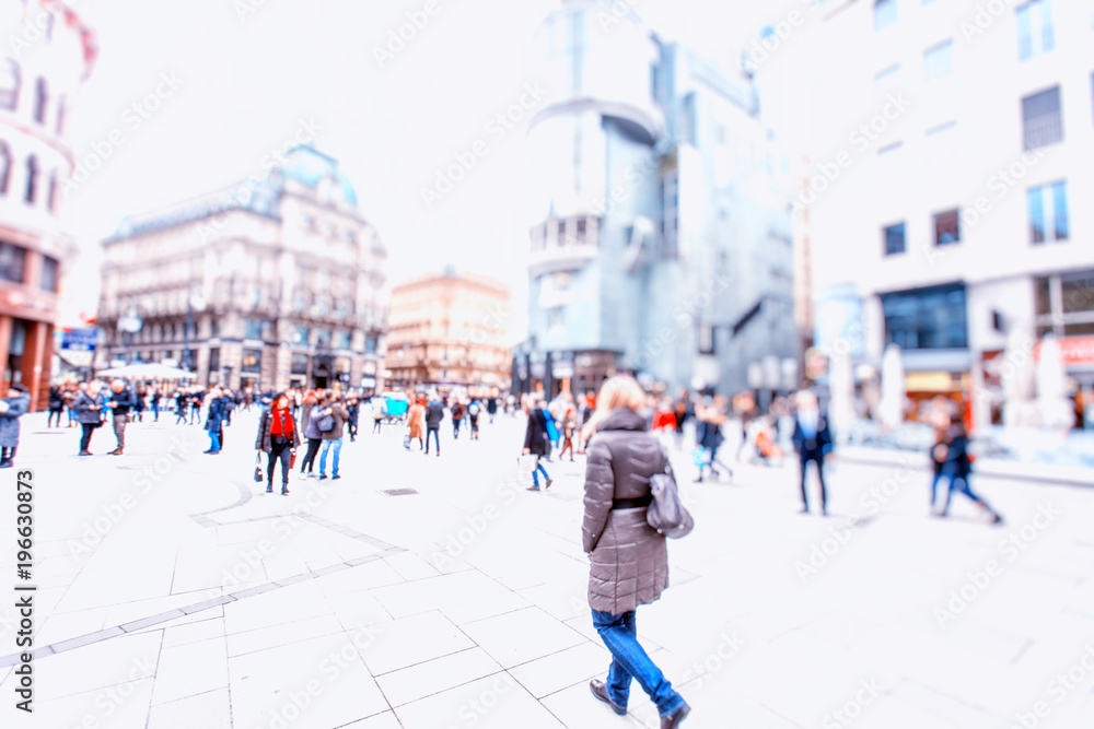 Obraz premium Crowd of anonymous people walking on busy city street
