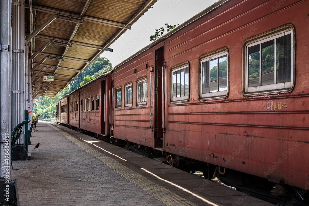 Auf dem Bahnhof wartet ein roter  Zug auf Passagiere,  Sri Lanka