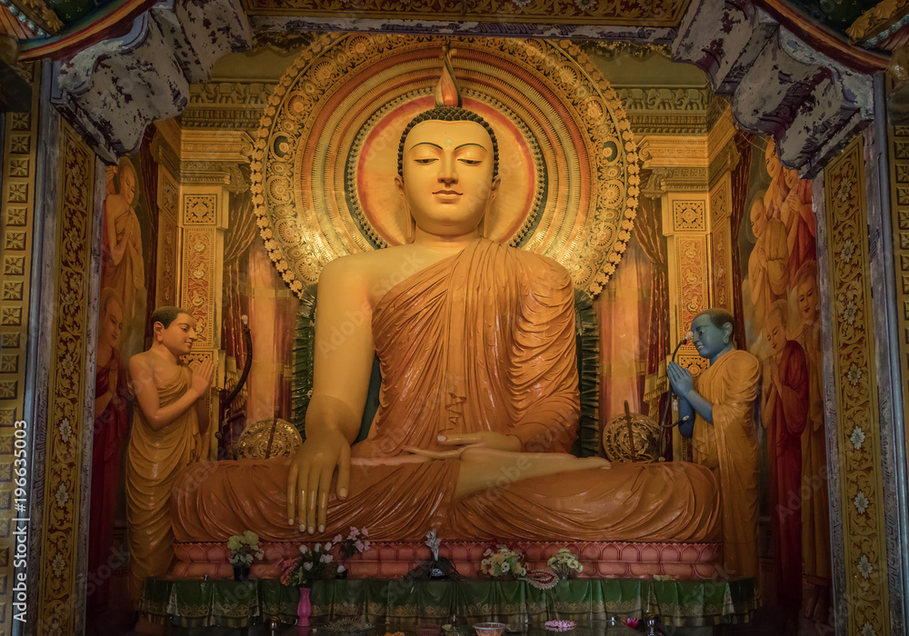Fototapeta premium Sitzende Buddhastatue in einem Tempel - Sri Lanka