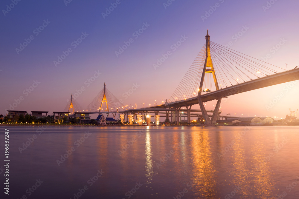 Obraz premium Bangkok city skyline blue hour and sunset.