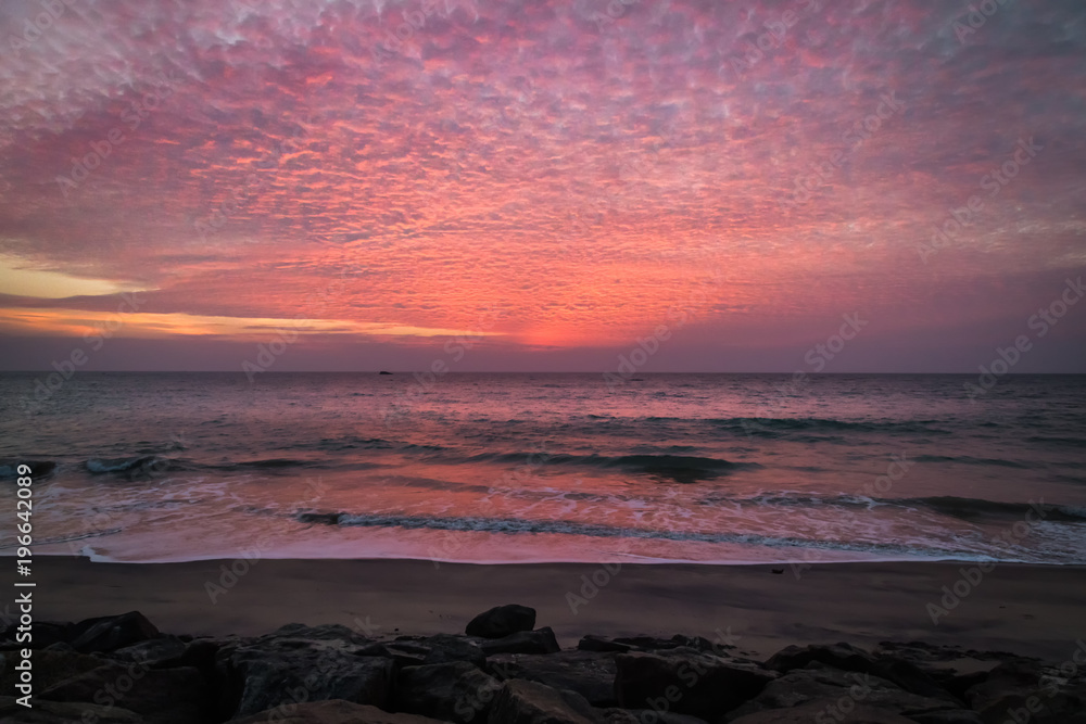 Sonnenuntergang mit Wolken und Meer an der Küste,  am Strand von Sri Lanka