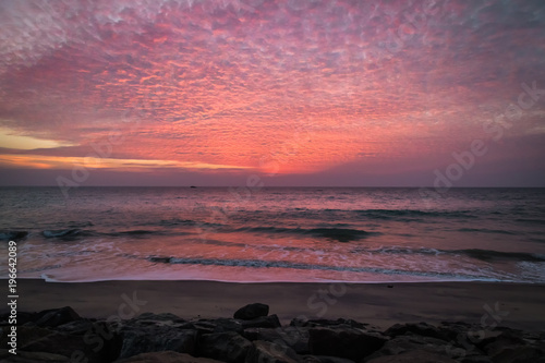 Sonnenuntergang mit Wolken und Meer an der Küste, am Strand von Sri Lanka
