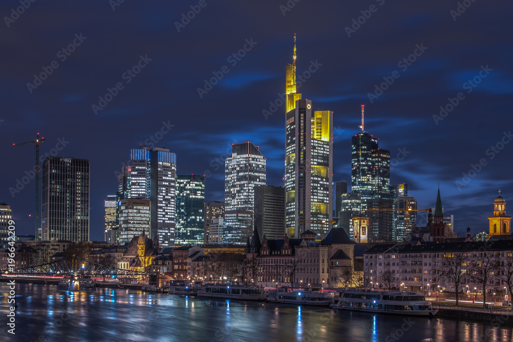 Obraz premium Panoramę metropolii bankowej we Frankfurcie nad Menem. Frankfurt, Niemcy / 5 marca 2018 r