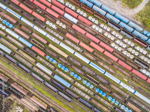 Wagony kolejowe ustawione w szeregi. Kolorowe wagony widziane z lotu ptaka.