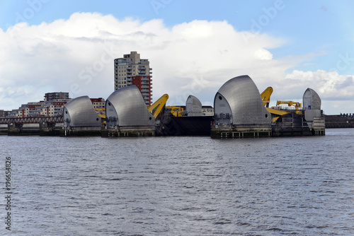 Thames Barrier in Normalstellung, Flutschutzwehr, geöffnet, Themse, London, Region London, England, Großbritanien