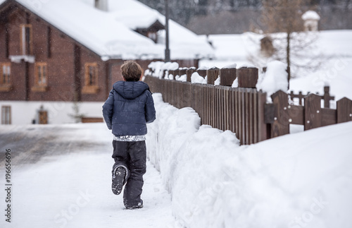 Little boy playing in the snow   © trattieritratti
