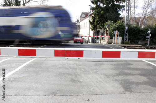 Konstfotografi Transilien - Train sur passage à niveau
