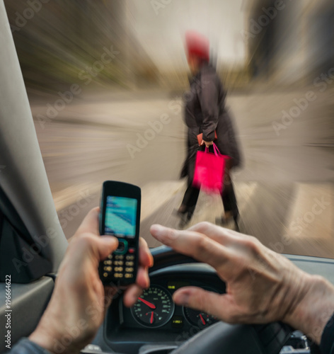 Autofahrer telefoniert mit Handy und rast auf Zebrastreifen mit Fußgänger zu - Driver talk on the cell phone and rush towards pedestrian on pedestrian crossing  photo