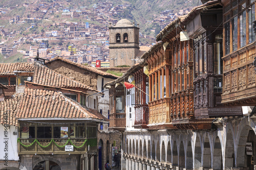 Foto Ancient buildings in the Plaza de Armas of Cusco city which is located in Sacred Valley of the Incas