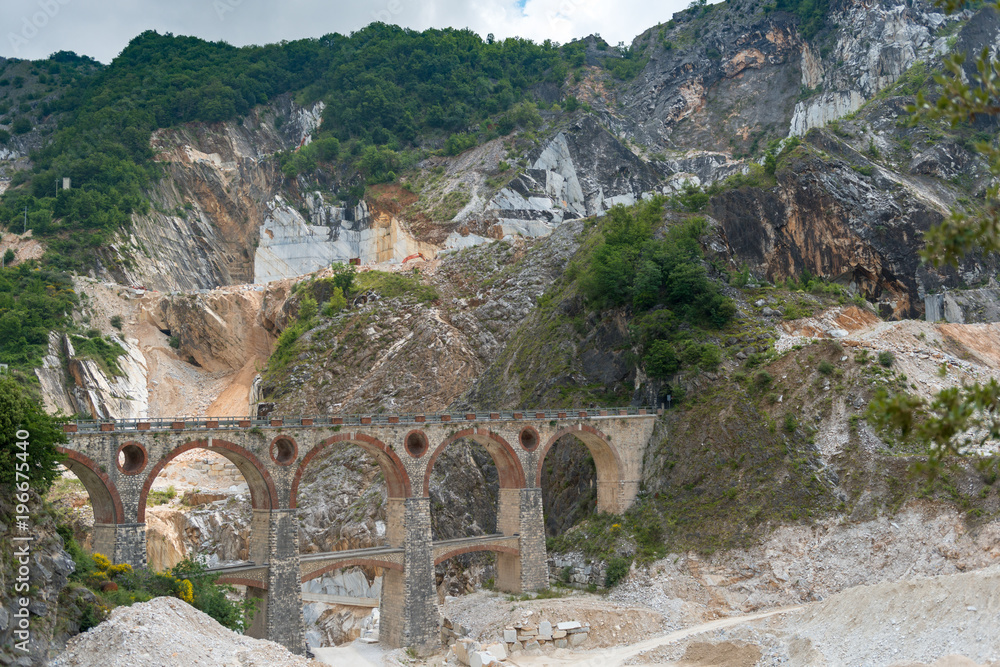 Brücke in Carrara - Steinbrüche und Marmor