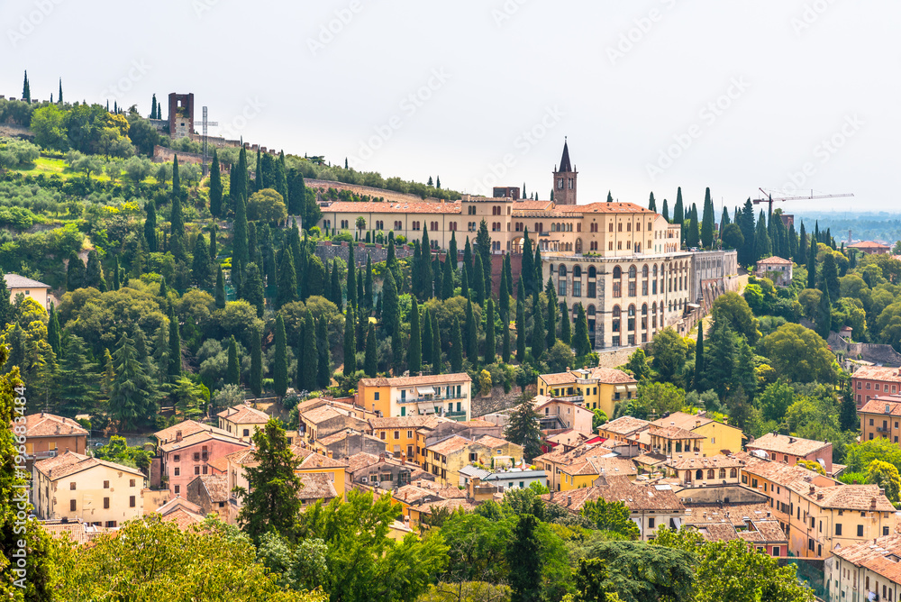 Fototapeta premium Zdjęcie małego włoskiego miasta Verona w Veneto