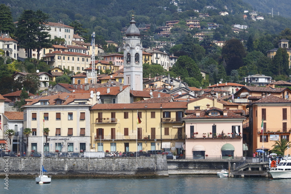 Blick auf Menaggio, Stadt Panorama, Uferpromenade am Comer See in Italien