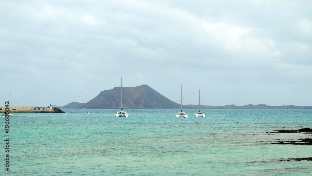 Φωτογραφία View of the Island Lobos and sailboats from Fuerteventura, Corralejo