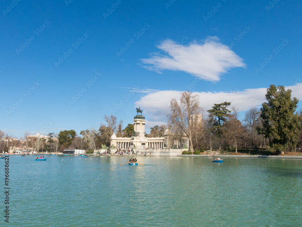 Naklejka premium Piękne zdjęcie turystów na łodziach przy pomniku Alfonsa XII w Parque del Buen Retiro. w Madrycie, Hiszpania