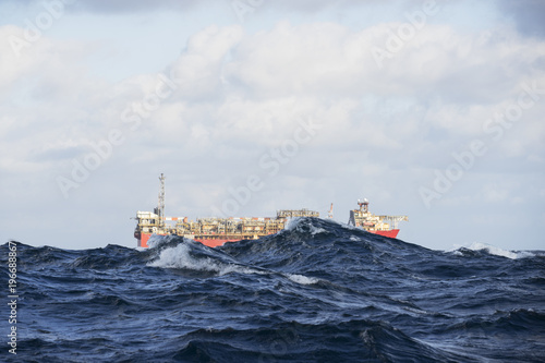Foto An offshore oil installation during rough sea