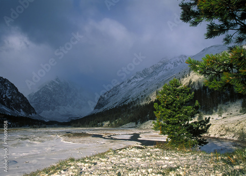 Obraz na płótnie Aktru valley in spring, Altai mountains, snow, clouds