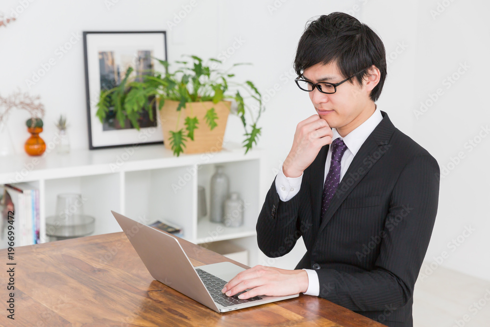パソコンを見る男性　ビジネス　考える