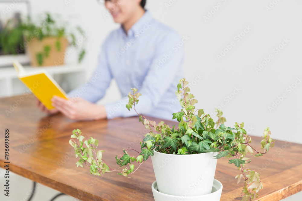 読書をする男性 手元 読書をする男性 手元