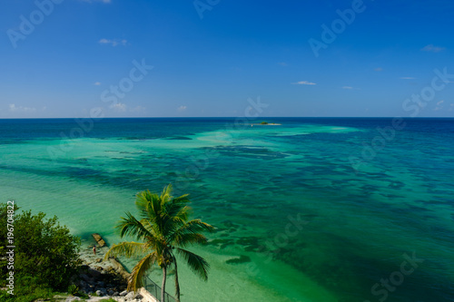 Fototapeta Naklejka Na Ścianę i Meble -  Beautiful clear waters of Bahia Honda State Park in the Florida Keys