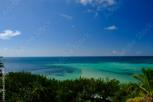 Fototapeta Naklejka Na Ścianę i Meble -  Bahia Honda's shallow and clear waters in the Florida Keys