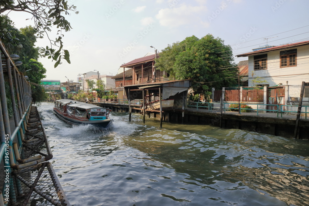 バンコクの運河を疾走する船