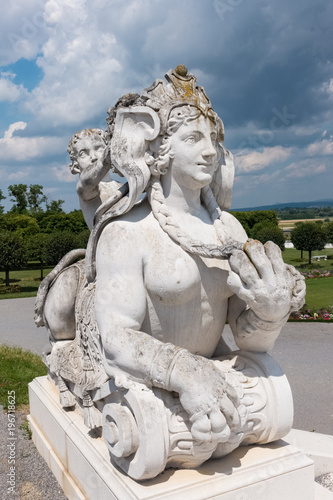 Statue vor Wolken Himmel im Garten von Schloss Hof und barocken Blüten Pracht nahe der Grenze Slowakei