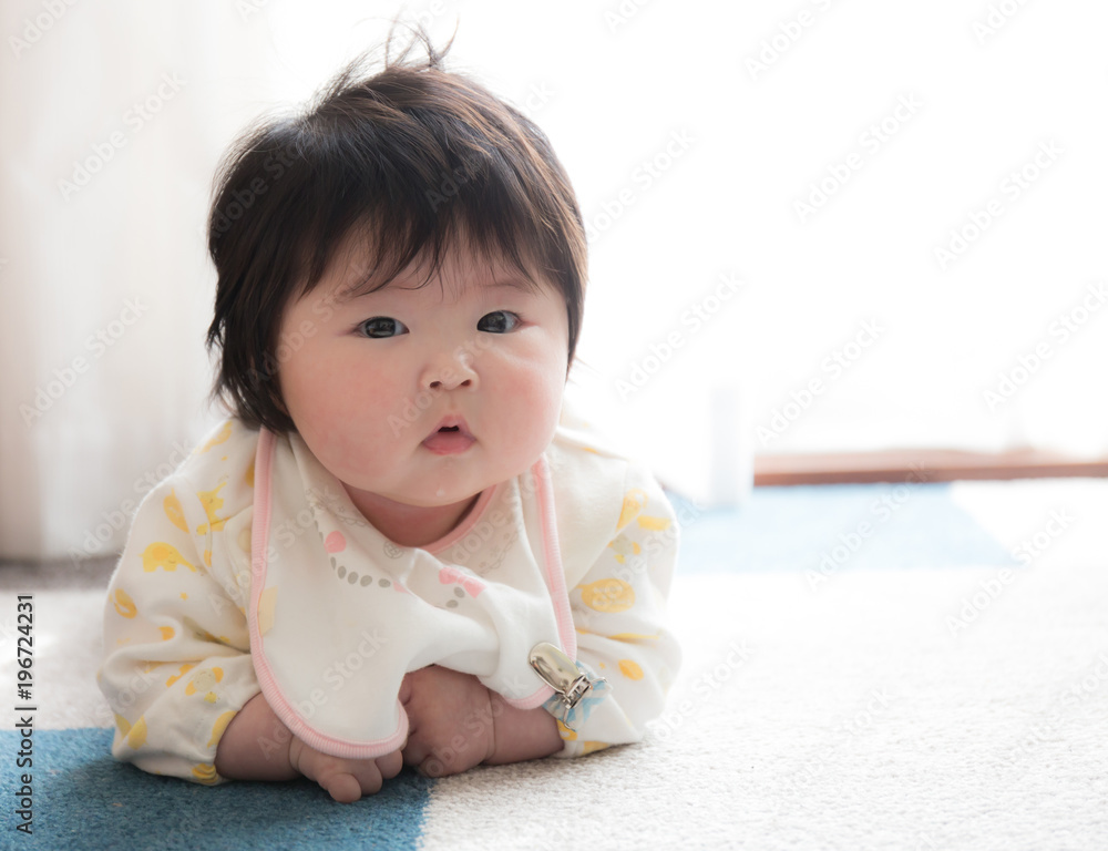 赤ちゃん 生後4ヶ月 Stock 写真 Adobe Stock