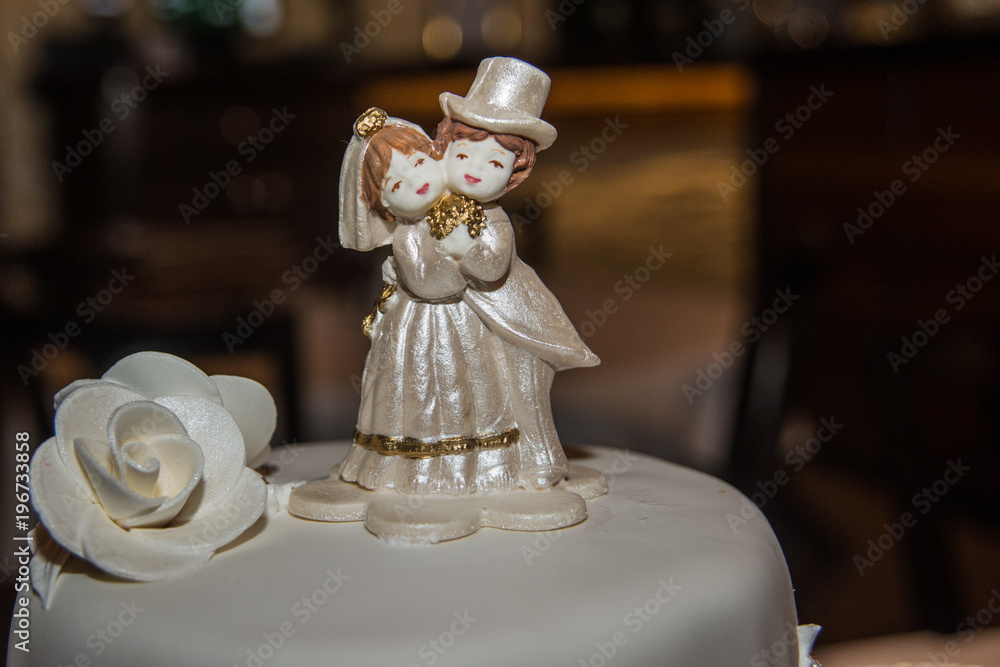 Bride and groom figurines