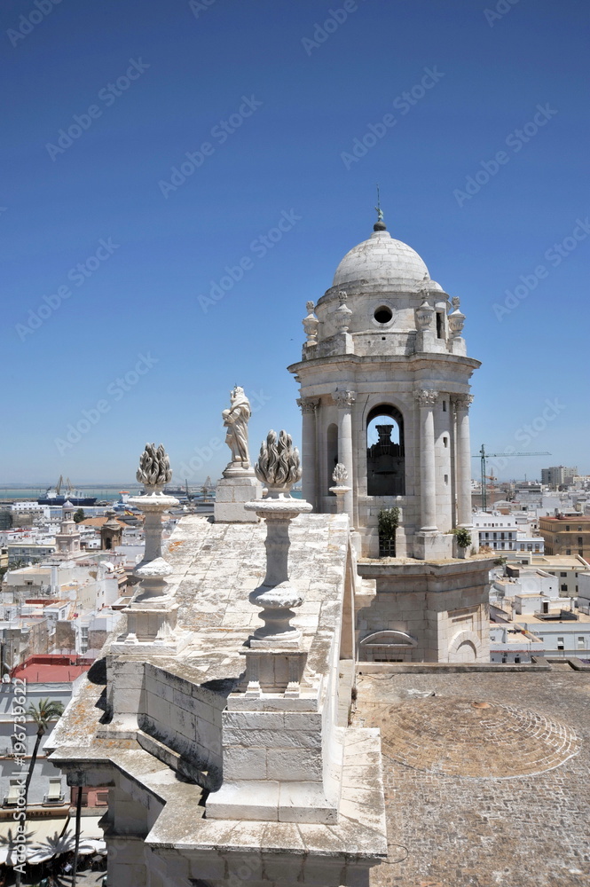 Obraz premium A fragment of the Cathedral of the Holy Cross in the old maritime city of Cadiz is considered one of the largest in Spain.