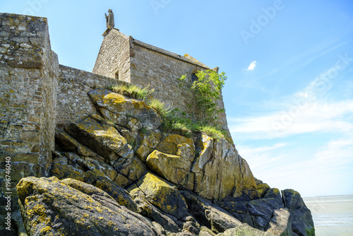 Auf einer Klippe: Chapelle Saint Aubert im Schatten von Mont Saint Michel photo