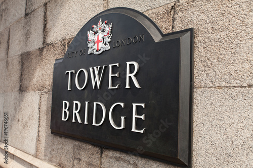 Tower Bridge Tafel auf brauner Mauer in London