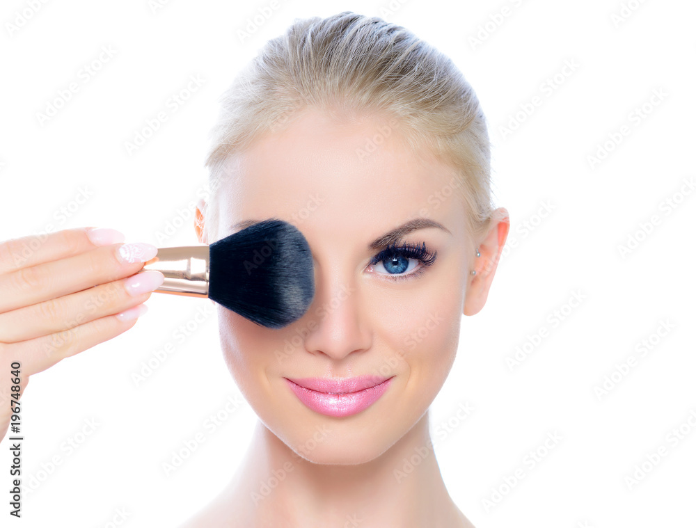 Junge Frau beim Auftragen von Make-up, Kosmetik, Schönheit, Beauty, Makeup, Gesicht; Nahaufnahme Junge Frau beim Auftragen von Make-up, Kosmetik, Schönheit, Beauty, Makeup, Gesicht; Nahaufnahme