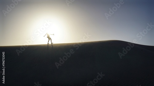 Mann in der W  ste - Sonnenuntergang - Australien