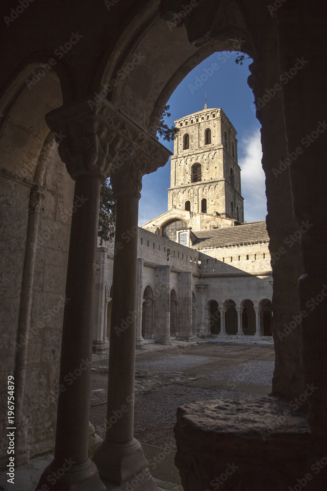 Francia, Arles. la cattedrale, il campanile visto dal chiostro.