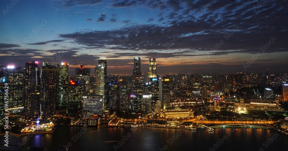 Fototapeta premium Skyline von Singapur in der Nacht, Asien