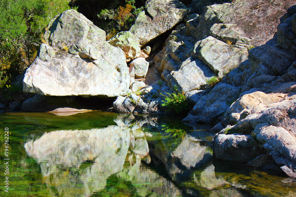 reflet dans une rivière corse reflet dans une rivière corse